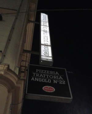 Pizzeria Angolo 22 - Außenwerbung