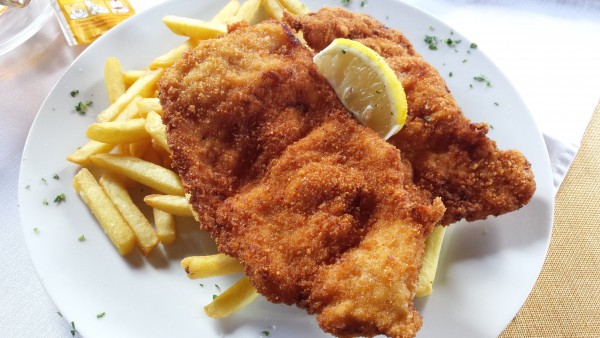 Pute gebacken mit Pommes - Gasthof Prinz Eugen - Schloßhof