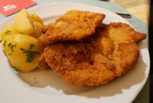 Wiener Schnitzerl vom Schweinsrücken mit Petersilerdäpfel 9,90 - Landgasthof "Zum schwarzen Adler" - Altenmarkt / Triesting