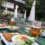 Schweinswiener mit gem. Salat - Gasthaus Lindwurm - Wien