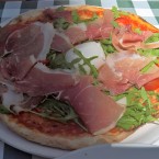 Pizza Faeto (Rucola, Paradeiser, Mozzarella, Kirschtomaten, Büffelmozzarella ... - Federico ll - Wien