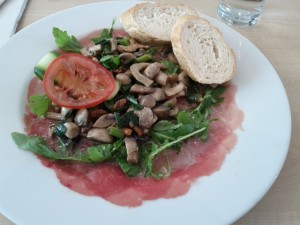 Carpaccio mit gebratenen Pilzen und Weissbrot