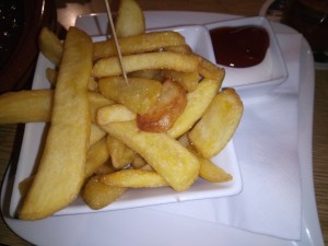 Pommes mit Ketchup und Knoblauchmayonnaise