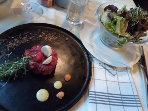 Kleines Beef Tartar mit Wachtelei, Salat statt Toast/Butter - sehr fein und Gott sei Dank eine ...