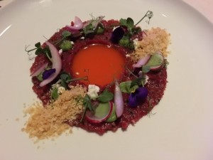 Tartar: Gehacktes vom Rinderfilet mit süss-säuerlichem Paprika-jus, geriebenen Nüssen und Schafskäse