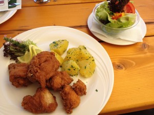 Backhenderl mit Petersilkartoffel und Salat - die Zechnerin - Liebenfels