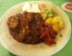 Doro Wot auf Injera serviert, mit Ayib - Ethiopian Restaurant / Äthiopisches Restaurant - Wien