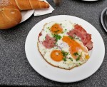 Spiegeleier mit gebratenem Schinken. Warum man das in Österreich Ham and ... - Justizcafe - Wien