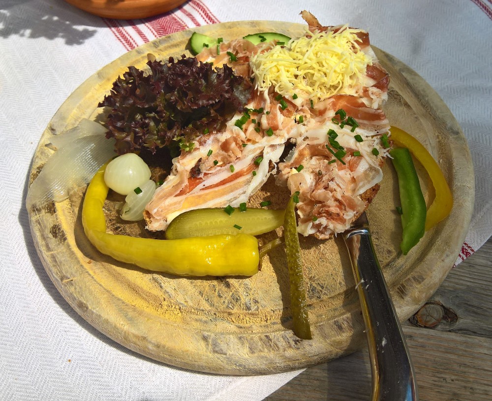 Das köstliche Speckbrot reicht für eine Bewertung noch nicht aus, die folgt ... - Gasthaus Älpele - Lech