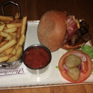 D.C. Steakhouse Burger ca. 200 Gramm mit gegrillten Steak-Stripes, zweierlei Käse, gebratener ...