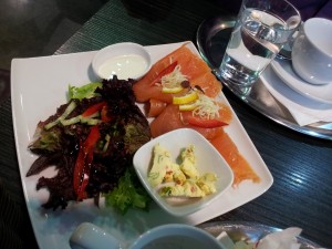 Lachs mit Wasabisahne und Chilikorianderbutter, Salat mit Balsamicodressing. ... - Dallmayr Café & Bar - Wien