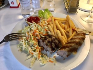 Bulgarian Classic. Ein &quot;Kjufte&quot; (Fleischlaberl) und ein &quot;Kebabche&quot; - Cevapcici. Sind auch in ...