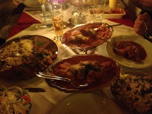 links vegetarische Platte, mitte 2x Chicken Vindaloo, rechts Gewürzreis - Bombay - Wien
