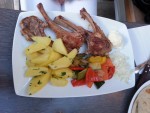 Lammkoteletts mit Grillgemüse und Petersilerdäpfel