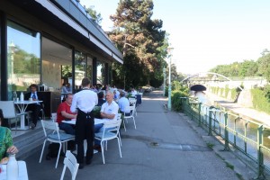 Meierei im Stadtpark - Sitzen im Freien - den Wienfluss sieht man aber im Sitzen nicht