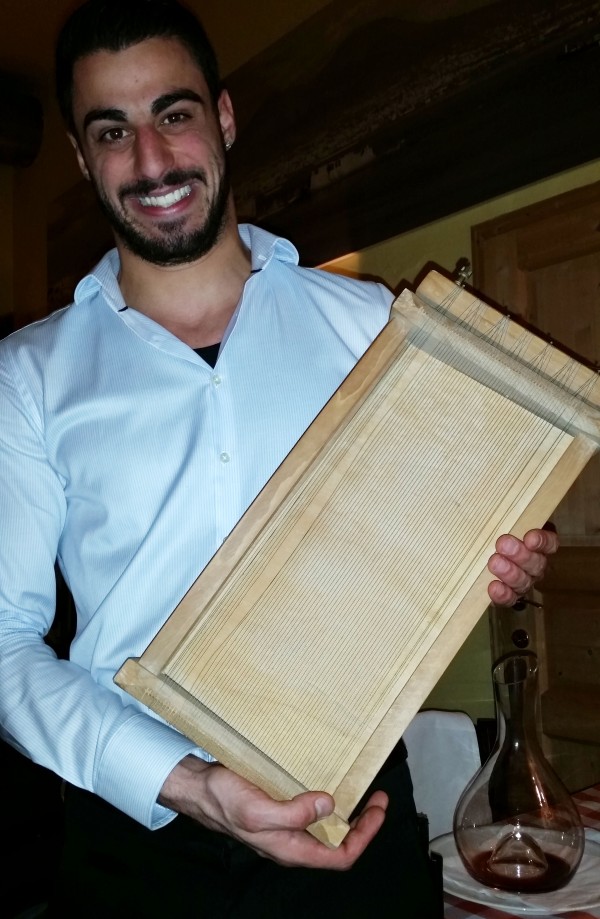 Das Brett ("Gitarre") zum Herstellen der selbstgemachten Nudeln - Federico ll - Wien