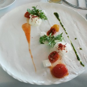 Tomate und Ziegenjoghurt (Mousse, Kaltschale und Kompott mit gestocktem ... - nullneun - Graz
