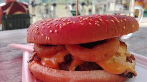 Diese Donaublickkreation hieß BBQ-Burger, mit Speck und gebackenen Zwiebelringen :-)