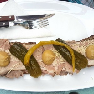 Schweinsbratenbrot mit Gurkerl, Senf, Kren und milden Pfefferoni - Käuzchen - Wien