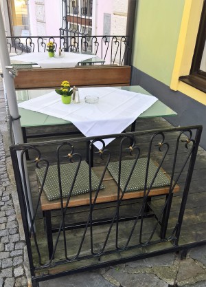 ..... und 2 Tische im Freien vor dem Haus, am Kirchenplatz
