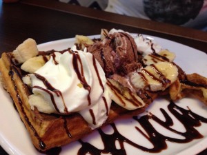 Waffel mit Eis und Bananen - The Roast - Wienerberg - Wien