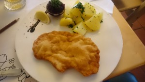 Schnitzel Wiener Art vom Schweinerücken, dazu Petersilerdäpfel und Preiselbeeren - Dorfwirt Schönleitn - Oberaichwald / Latschach