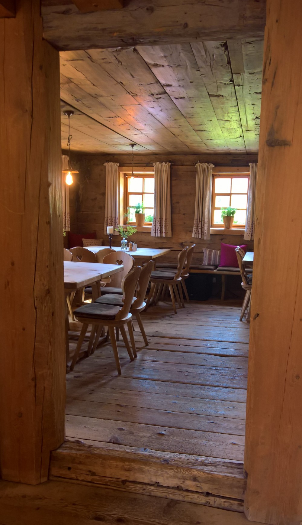 Ein Blick in die wunderschöne Gaststube - Gasthaus Älpele - Lech