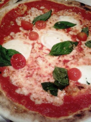 Margareta - Pizza 'Bufala' mit Paradeiser, Mozzarella, Büffel-Mozzarella, ... - Margareta - Wien