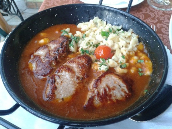 "Häuserl Pfandl"  - Schweinsmedaillons in feiner Paprikarahmsauce mit Spätzle - Häuserl im Wald - Graz