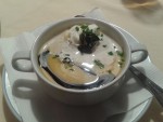 Hokkaidokürbis-Cremesuppe mit rotem Paprika, Kernöl und gerösteten Kürbiskernen