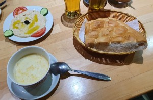 &quot;Kuttelflecksuppe&quot;, Hummus, Brot