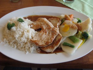 Putenrahmschnitzel mit Reis und Gemüse der Saison (11,20 Euro). - Wirtshaus am See - Bregenz