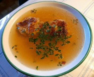 Rindsuppe mit Kaspressknödel - Gasthof-Pension "Furthnerwirt" - Furth/Triesting