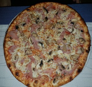 Pizza Toscana mit Schinken und frischen Champignons (nicht aus der Dose) EUR ... - Quattro Due - Wien