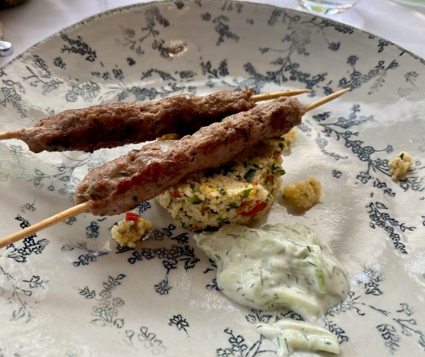 Souvlaki vom Reh mit Couscous - aromenreicher Einstieg - Stockerwirt - Sulz im Wienerwald