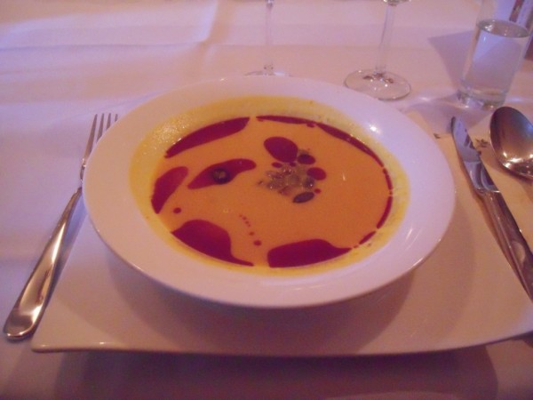 Kürbiscremesuppe mit Kernöltröpfchen - K&K Wirtshaus-Taverne - WEISSKIRCHEN in der Steiermark