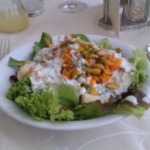 Salat vom Buffet (hier: Blattsalate, Pistazien, Dressing mit Dill, Karotten)
