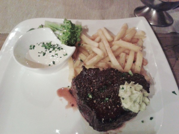 Filetsteak 350g mit Pommes und Pfeffersauce - bereits vor dem Anschnitt sehr ... - American Roadhouse - Graz