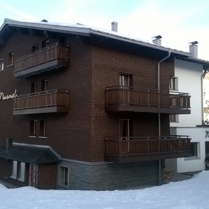 Das kleine feine Hotel in Oberlech, im Winter nur mit der Seilbahn zu erreichen und weiter durch ...