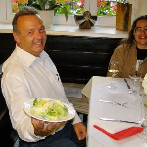 Ein Gast freut sich über den Salat - Alpengasthof Enzian - Mönichkirchen