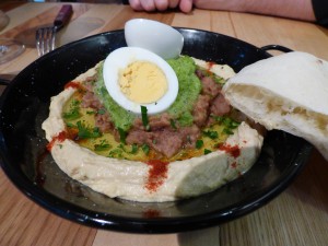 Hummus Teller mit Bohnen &amp; Ei
