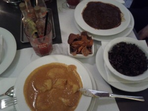 Kreolisches Huhn, Süßkartoffelchips, Jamaican Hot Pepper Pot mit Congri