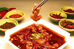 Hauptspeise: pochiertes Rindfleisch mit Gemüse in Chillöl nach Sichuan Art