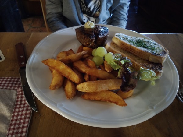 Filetsteak 200gr. dazu Wedges, Knoblauchbrot und Kräuterbutter - El Torero - Großarl