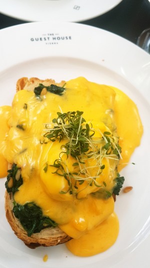 Egg Florentine (Spinat, &quot;knuspriger&quot; Toast, Pignoli, Käse-Hollandaise, wachsweichem Ei)