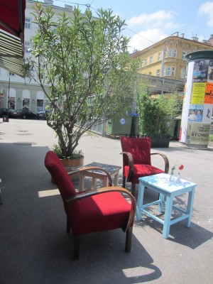 hier gibt es genügend Platz - nelke - café am markt - Wien