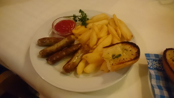 gegrillte Würstel mit Pommes, nur für den Nachwuchs bestellbar - Harry's Farm - Ledenitzen