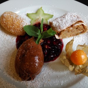 Dessertvariation (Topfennockerl, Mousse, Apfelstrudel) - Prinz Ferdinand - Wien