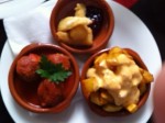 Tapasvariation Patatas Bravas, Albondigas de Carne, Queso manchego