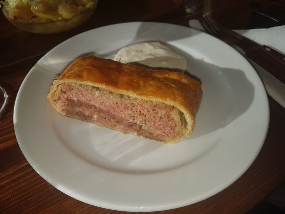 Fleischstrudel mit Knoblauchsauce - Grausenburger - Wien